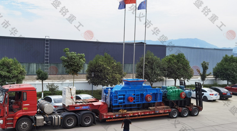 高產對輥破碎機發(fā)貨現場